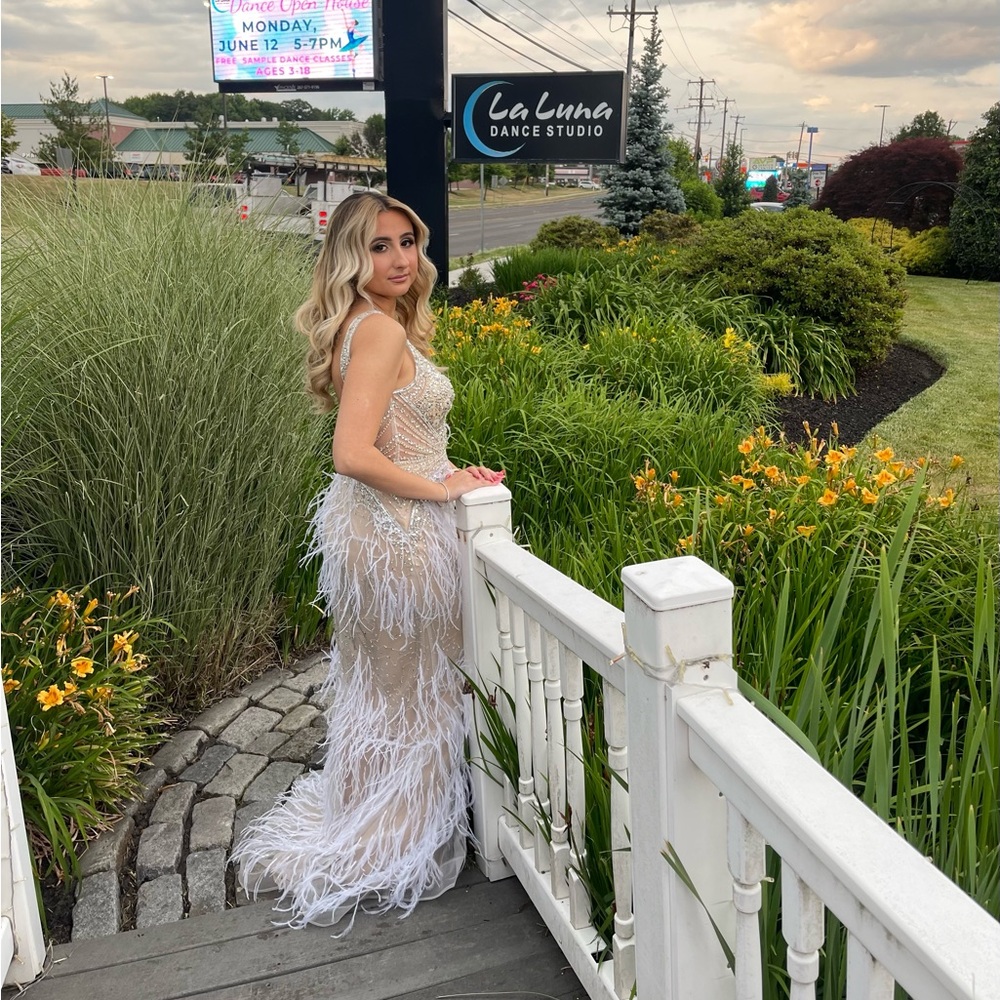 Chic Feathered Evening Dress in White and Cream
